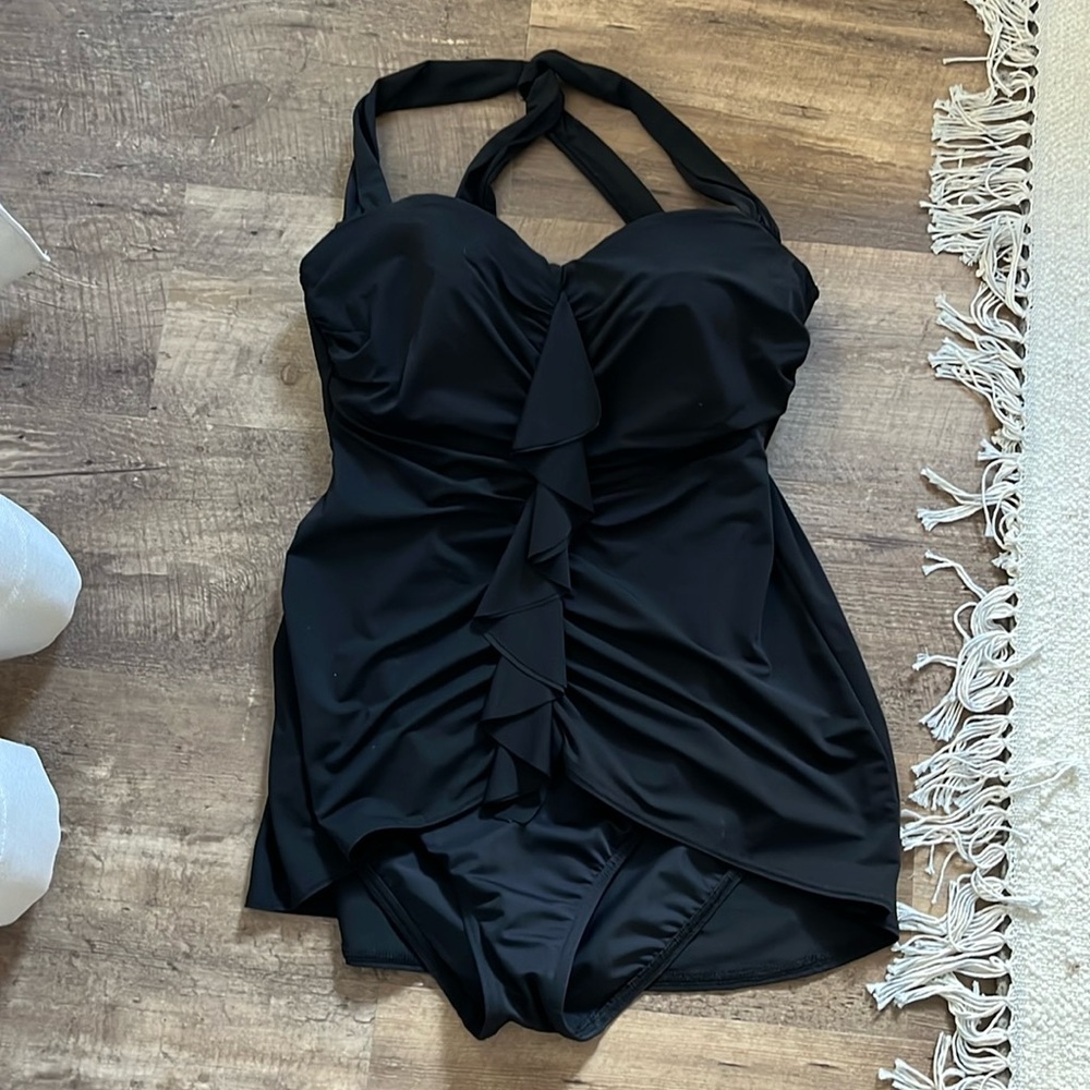 Classy landsend black swim suit. Padded underwire support.  Beautiful trim